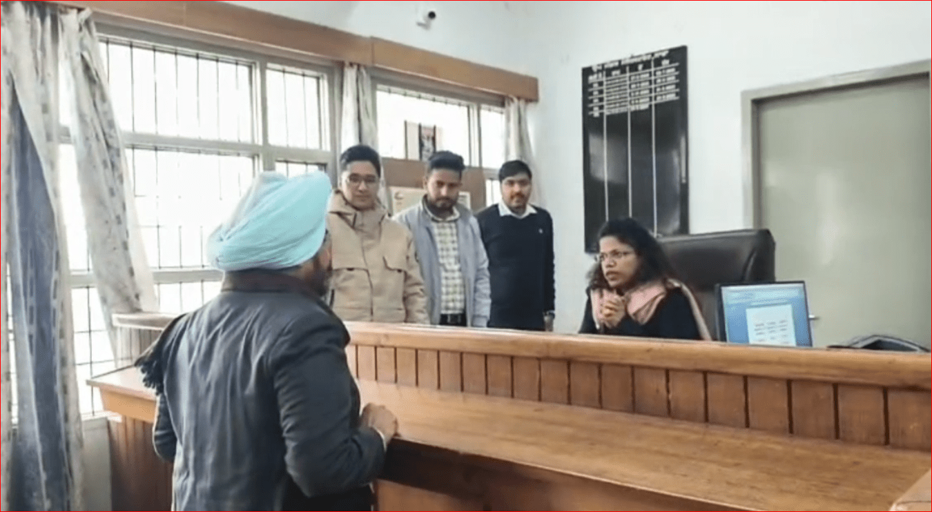 ਪੁਲਿਸ ਤਾਇਨਾਤ ਹੋਣ ਦੇ ਬਾਵਜੂਦ ਇੱਕ ਵਿਅਕਤੀ ਕਾਂਗਰਸੀਆਂ ਤੋਂ ਕਾਗਜ਼ ਖੋਹ ਕੇ ਹੋਇਆ ਫ਼ਰਾਰ