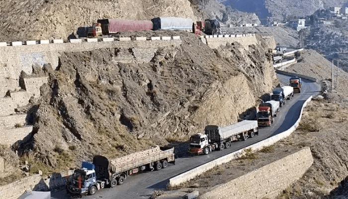 ਪਾਕਿ-ਅਫਗਾਨਿਸਤਾਨ ਤਣਾਅ ਕਾਰਨ ਸਰਹੱਦ ‘ਤੇ ਟਰੱਕਾਂ ਦੀਆਂ ਲੱਗੀਆਂ ਕਤਾਰਾਂ, ਪੇਸ਼ਾਵਰ ਦੇ ਅਫਗਾਨ ਬਾਜ਼ਾਰ ‘ਚ ਸੁੰਨਸਾਨ