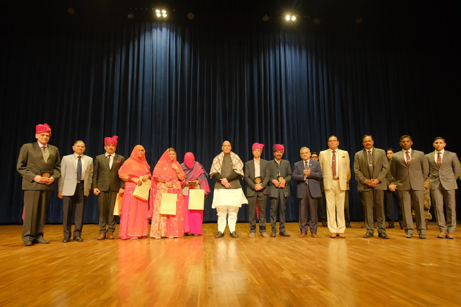 ‘ਇੱਕੀਸ ਫ਼ਿਲਮ’ ਦੀ ਵਿਸ਼ੇਸ਼ ਸਕ੍ਰੀਨਿੰਗ ਵਿੱਚ ਰੱਖਿਆ ਮੰਤਰੀ ਰਾਜਨਾਥ ਸਿੰਘ ਵੀ ਹੋਏ ਸ਼ਾਮਲ