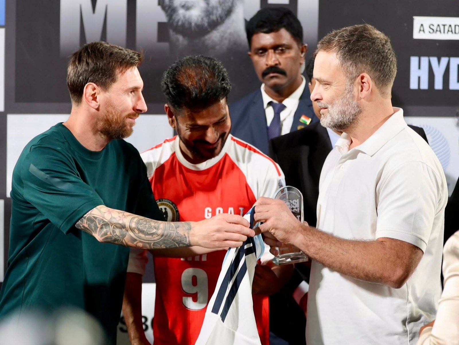 ਲਿਓਨਲ ਮੈਸੀ ਨੇ ਹੈਦਰਾਬਾਦ ‘ਚ ਖੇਡਿਆ ਫੁੱਟਬਾਲ, ਰਾਹੁਲ ਗਾਂਧੀ ਨਾਲ ਮੁਲਾਕਾਤ ਦੌਰਾਨ ਦਿੱਤਾ ਇਹ ਖਾਸ ਤੋਹਫ਼ਾ