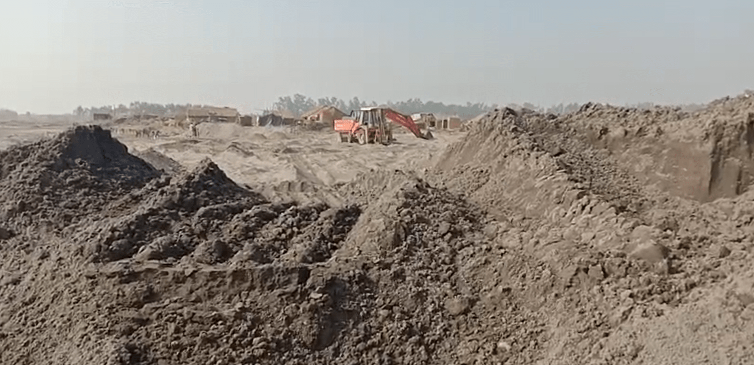 ਪਠਾਨਕੋਟ: ਫਾਰਮ ਦੀ ਮਲਕੀਅਤ ਵਾਲੀ ਰੇਤ ‘ਚ ਛੁਪ ਕੇ ਗੈਰ-ਕਾਨੂੰਨੀ ਮਾਈਨਿੰਗ, ਪੁਲਿਸ ਨੇ 5 ਮਸ਼ੀਨਾਂ ਜ਼ਬਤ ਕੀਤੀਆਂ