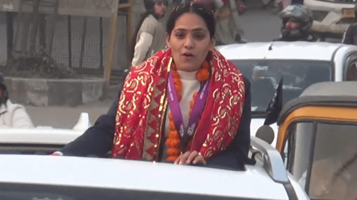 अंतर्राष्ट्रीय कबड्डी खिलाड़ी भावना ठाकुर का मंडी पहुंचने पर भव्य स्वागतहिमाचल की बेटियों ने वर्ल्ड कप जीतकर रचा इतिहास