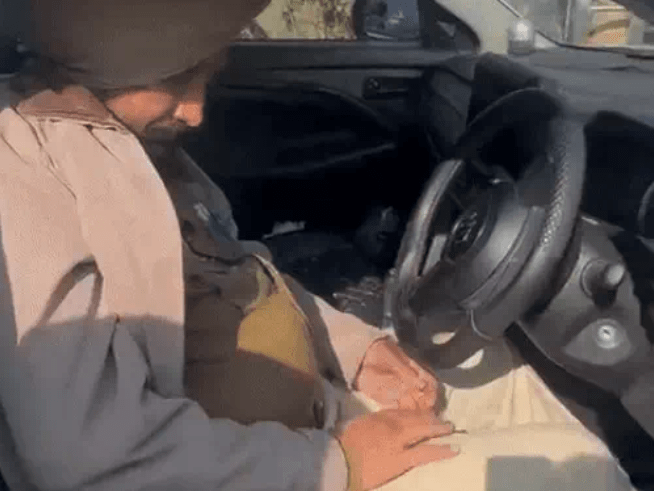 ਸ਼ਰਾਬੀ ASI ਨੇ ਗਲਤ ਪਾਸੇ ਕਾਰ ਦੌੜਾਈ, 10 ਵਾਹਨਾਂ ਨੂੰ ਟੱਕਰ — ਲੋਕਾਂ ਨੇ ਫੜ ਕੇ ਕੀਤਾ ਹੰਗਾਮਾ, ਹਾਲੇ ਤੱਕ ਕੋਈ ਕਾਰਵਾਈ ਨਹੀਂ