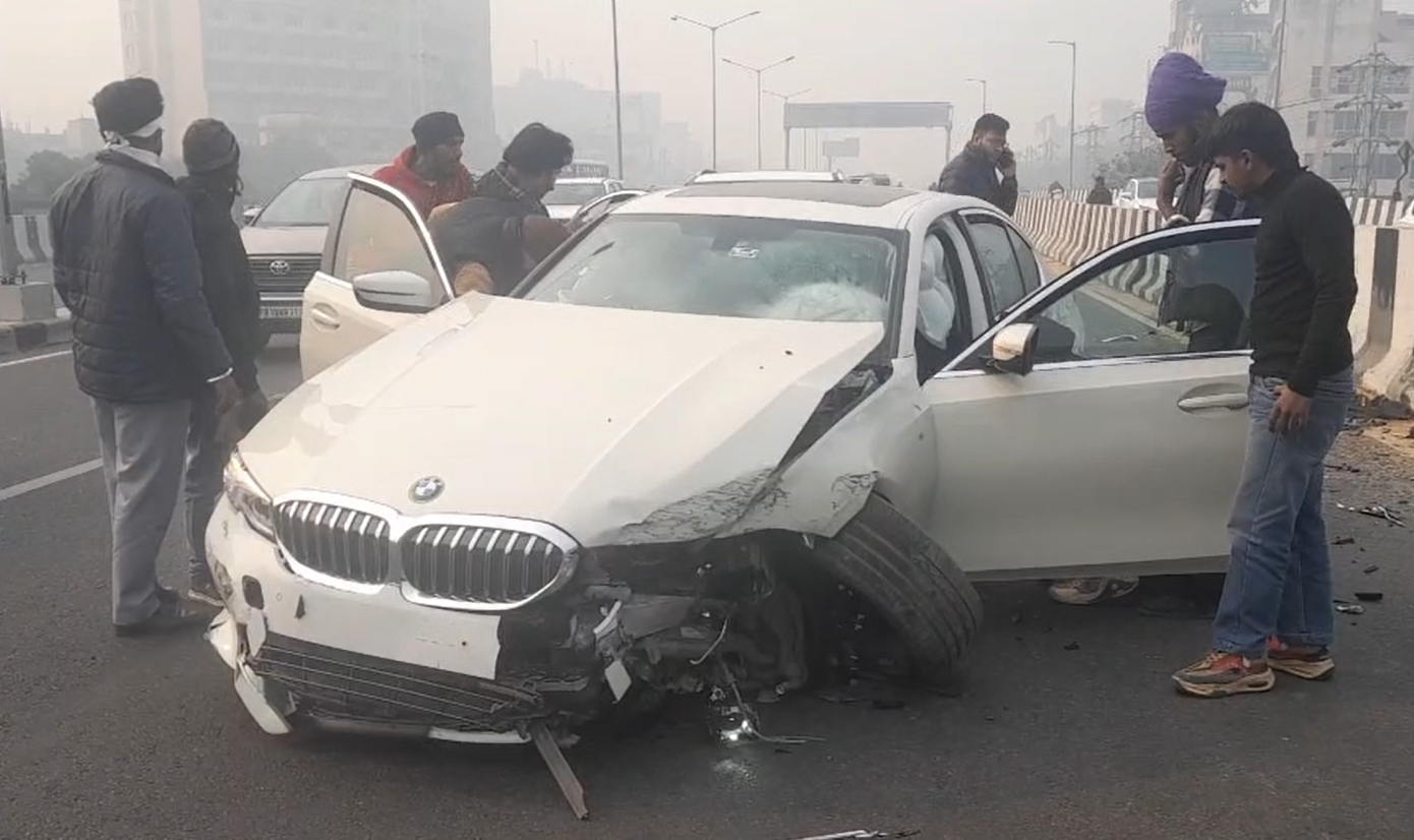 ਲੁਧਿਆਣਾ ਵਿੱਚ BMW ਕਾਰ ਡਿਵਾਈਡਰ ਨਾਲ ਟਕਰਾਈ, ਲੋਕਾਂ ਨੇ ਕਿਹਾ ਸ਼ਰਾਬੀ ਡਰਾਈਵਰ ਮੌਕੇ ਤੋਂ ਭੱਜਿਆ
