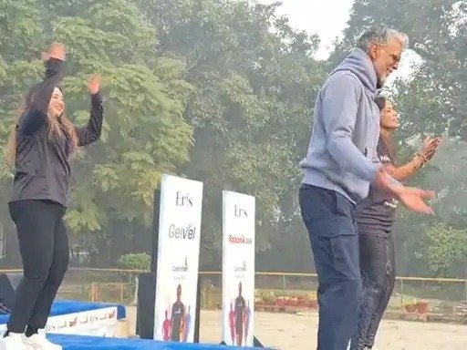 ਅੰਮ੍ਰਿਤਸਰ ਪਹੁੰਚੇ ਫਿਟਨੈਸ ਗੁਰੂ Milind Soman, ਹੈਲਥ ਵਾਕਾਥੌਨ ‘ਚ ਲਿਆ ਹਿੱਸਾ, ਪੰਜਾਬੀ ਗਾਣਿਆਂ ‘ਤੇ ਕੀਤਾ ਭੰਗੜਾ