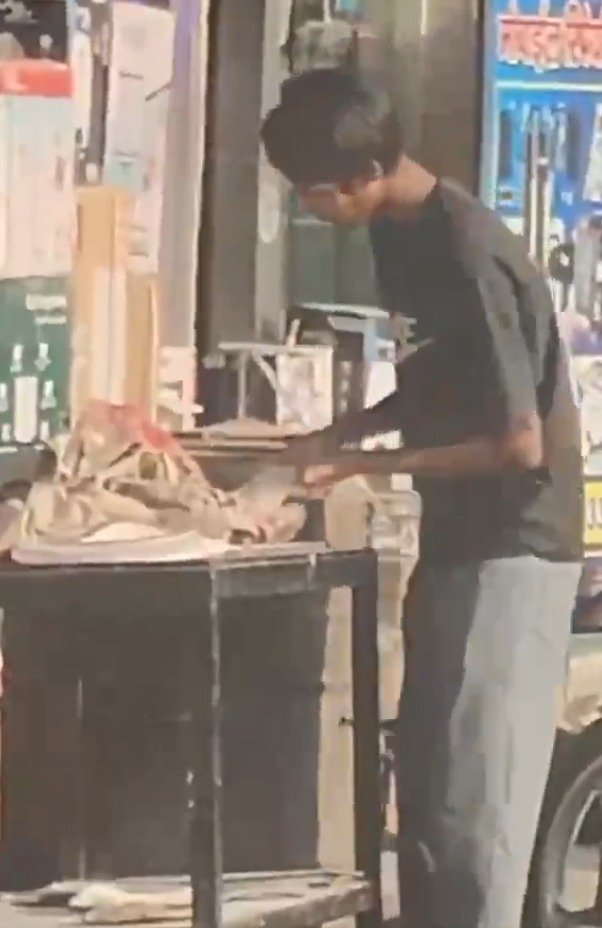 ਚਿਕਨ ਦੀ ਦੁਕਾਨ ‘ਤੇ ਰੋਟੀਆਂ ‘ਤੇ ਥੁੱਕਦਾ ਨਜ਼ਰ ਆਇਆ ਨੌਜਵਾਨ, ਵੀਡੀਓ ਵਾਇਰਲ ਹੋਣ ‘ਤੇ ਮੁਲਜ਼ਮ ਅਤੇ ਮਾਲਕ ਹੋਏ ਫ਼ਰਾਰ, ਜਾਣੋ ਪੂਰਾ ਮਾਮਲਾ…