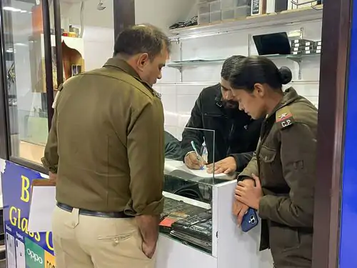 Sector-22 ਮੋਬਾਇਲ ਬਾਜ਼ਾਰ ਦੇ ਸ਼ੋਅਰੂਮ ਵਿੱਚ ਵੱਡੀ ਚੋਰੀ ; 10 ਲੱਖ ਰੁੁੁਪਏ ਦੇ ਮੋਬਾਇਲ ਫੋਨ ਲੈ ਕੇ ਚੋਰ ਫਰਾਰ