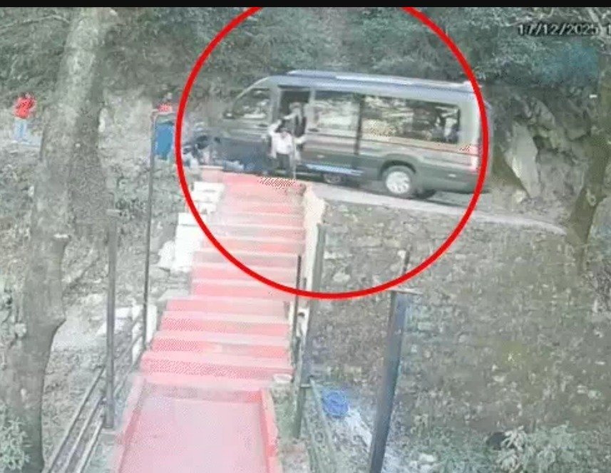 ਡਲਹੌਜ਼ੀ ‘ਚ ਟਲਿਆ ਵੱਡਾ ਹਾਦਸਾ, ਪਹਾੜਾਂ ਤੋਂ ਰੁੜੀ ਸੈਲਾਨੀਆਂ ਨਾਲ ਭਰੀ ਟ੍ਰੈਵਲਰ, ਖੱਡ ‘ਚ ਡਿੱਗੀਆਂ ਸਵਾਰੀਆਂ