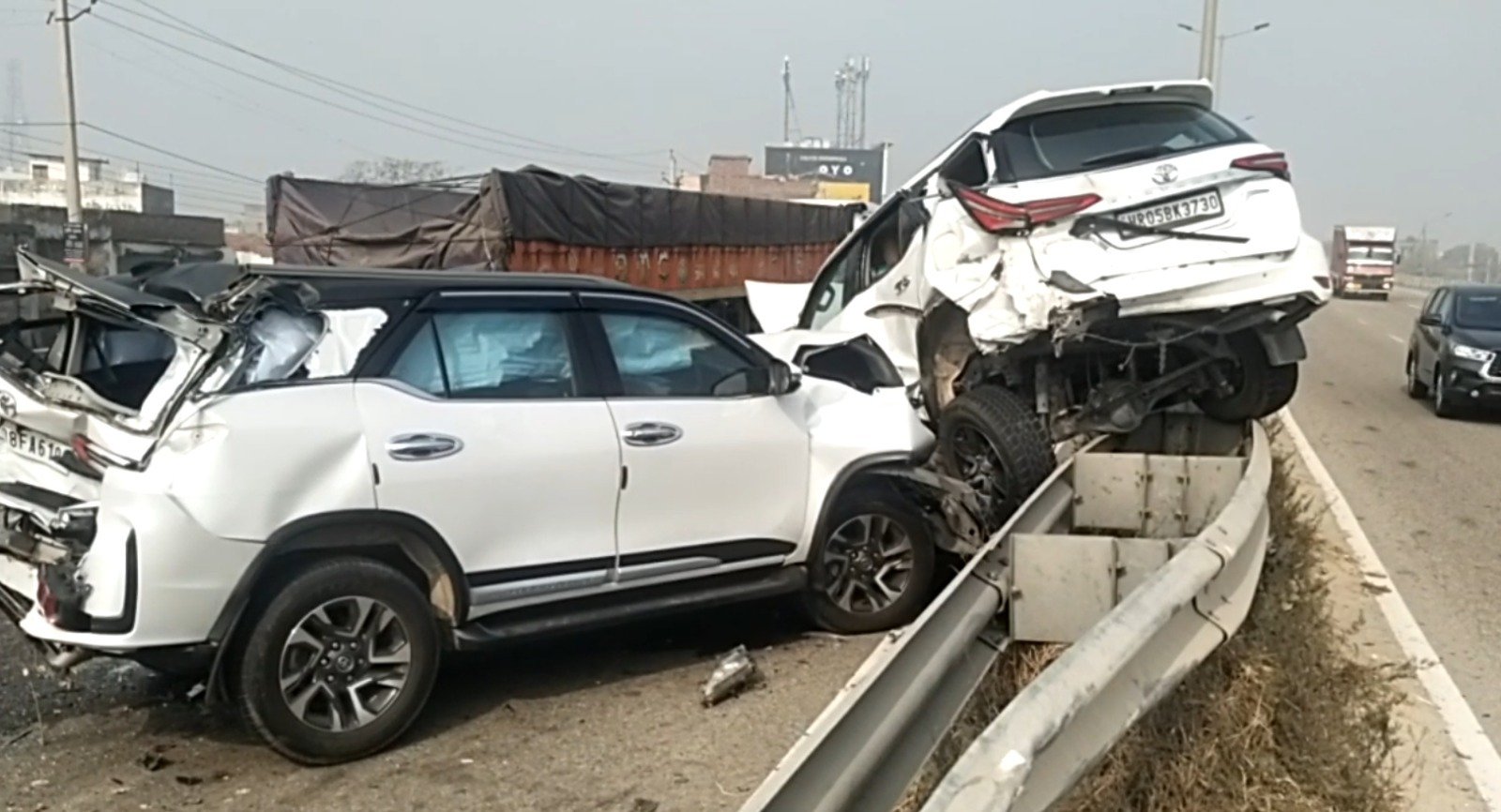 Fortuner ਕਾਰਾਂ ਤੇ ਟਰੱਕ ਵਿਚਾਲੇ ਹੋਈ ਭਿਆਨਕ ਟੱਕਰ, ਵਾਲ-ਵਾਲ ਬਚੇ ਚਾਲਕ