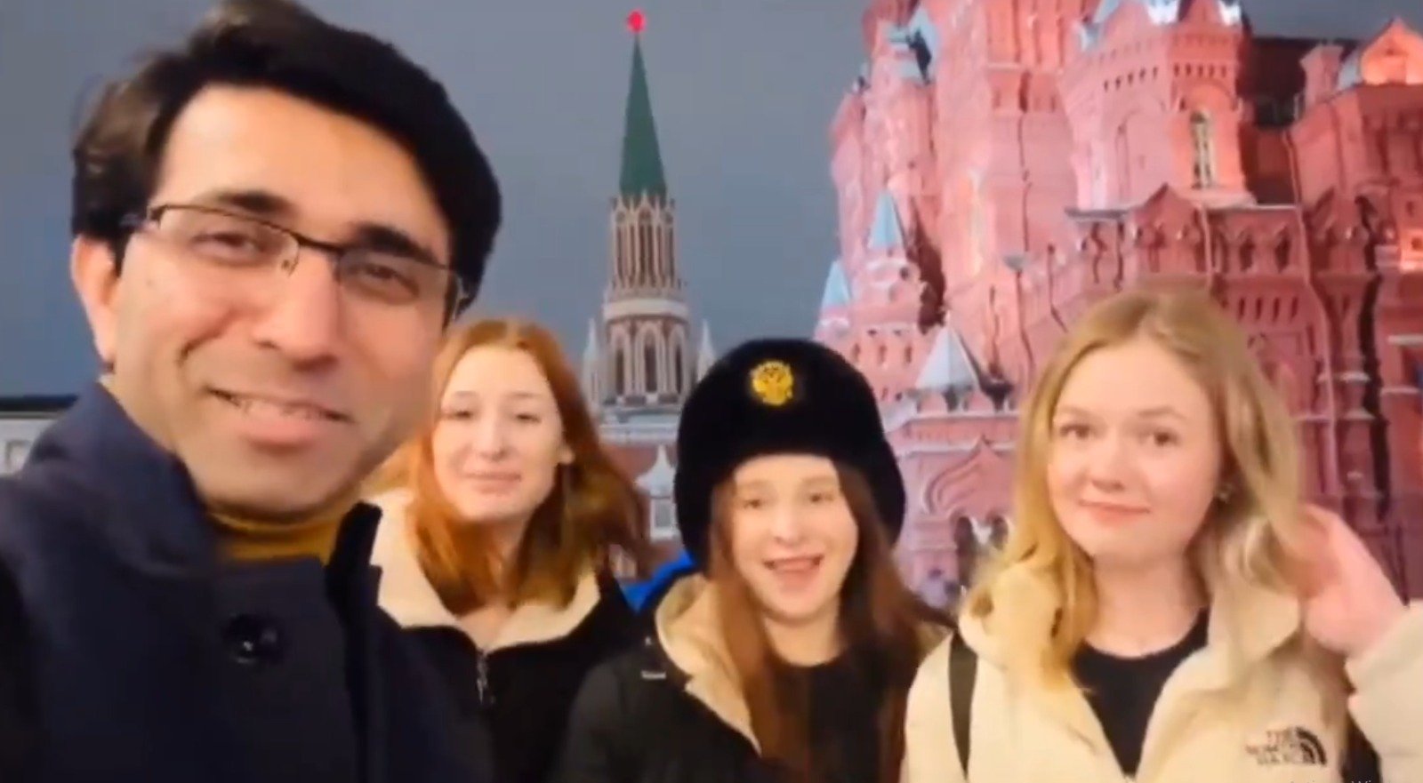 ਪਾਕਿਸਤਾਨੀ ਵਲੌਗਰ ਨੇ ਰੂਸੀ ਲੜਕੀਆਂ ਤੋਂ ਪੁੱਛਿਆ ਅਜਿਹਾ ਸਵਾਲ…, ਅੱਗੋਂ ਜਵਾਬ ਸੁਣ ਹੋਇਆ ਹੈਰਾਨ, ਸੋਸ਼ਲ ਮੀਡਿਆ ‘ਤੇ ਖ਼ੂਬ ਹੋ ਰਹੀ ਹੈ ਚਰਚਾ