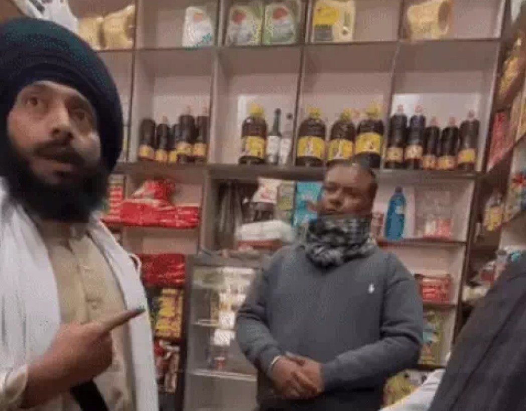 ਗੁਰੂ ਗੋਬਿੰਦ ਸਿੰਘ ਜੀ ‘ਤੇ ਅਪਮਾਨਜਨਕ ਟਿੱਪਣੀ ਦੇ ਰੋਸ ‘ਚ ਨਿਹੰਗ ਸਿੰਘਾਂ ਦਾ ਫੁੱਟਿਆ ਗੁੱਸਾ, ਦੋਸ਼ੀ ਤੋਂ ਲਿਖ਼ਤ ਰੂਪ ਮੰਗਵਾਈ ਮੁਆਫ਼ੀ