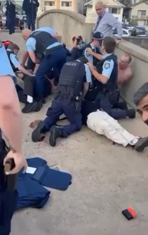 ਆਸਟ੍ਰੇਲੀਆ ਦੇ ਬੋਂਡੀ ਬੀਚ ‘ਤੇ ਨਕਾਬਪੋਸ਼ਾ ਨੇ ਅੰਨ੍ਹੇਵਾਹ ਕੀਤੀ ਫਾਇਰਿੰਗ, ਘਟਨਾ ‘ਚ 8 ਲੋਕਾਂ ਦੀ ਮੌਤ