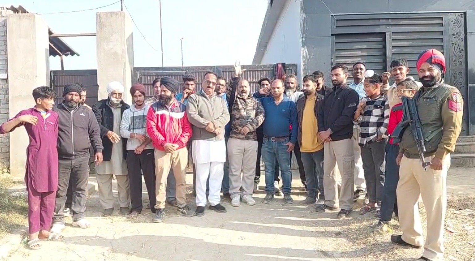 ਵਾਇਰਲ ਵੀਡੀਓ ‘ਚ ਕੁੱਤਿਆਂ ਵੱਲੋਂ ਗਾਂ ਨੂੰ ਵੱਢਣ ਦਾ ਮਾਮਲਾ ਗਰਮਾਇਆ, ਸਥਾਨਕ ਲੋਕਾਂ ਨੇ ਪ੍ਰਬੰਧਕਾਂ ‘ਤੇ ਸਖ਼ਤ ਕਾਰਵਾਈ ਦੀ ਕੀਤੀ ਮੰਗ