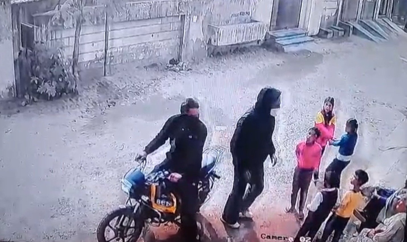 ਲੁਟੇਰਿਆਂ ਦਾ ਬੇਖੌਫ਼ ਕਾਰਨਾਮਾ, ਗਲੀ ‘ਚ ਬੈਠੀ ਬਜ਼ੁਰਗ ਮਹਿਲਾ ਨਾਲ ਕੀਤੀ ਲੁੱਟ, ਘਟਨਾ ਕੈਮਰੇ ‘ਚ ਹੋਈ ਕੈਦ