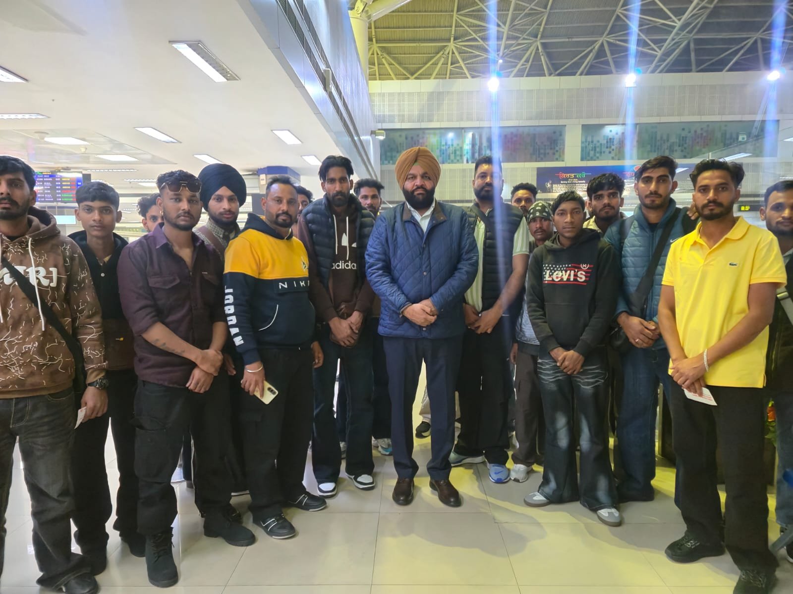 MP ਗੁਰਜੀਤ ਔਜਲਾ ਨੇ ਮਲੇਸ਼ੀਆ ਤੋਂ ਡਿਪੋਰਟ ਹੋਏ ਭਾਰਤੀ ਨੌਜਵਾਨਾਂ ਨਾਲ ਕੀਤੀ ਮੁਲਾਕਾਤ, ਵਿਦੇਸ਼ ‘ਚ ਦੁਰਵਿਵਹਾਰ ਹੋਣ ‘ਤੇ ਪ੍ਰਗਟਾਈ ਡੂੰਗੀ ਚਿੰਤਾ