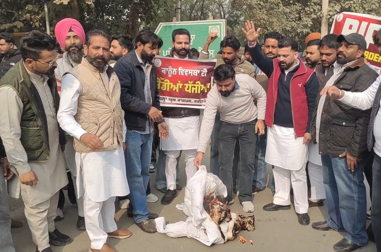 ਪੰਜਾਬ ‘ਚ ਕਾਨੂੰਨ ਵਿਵਸਥਾ ਦੀ ਸਥਿਤੀ ਨੂੰ ਲੈਕੇ ਤਿੱਖਾ ਰੋਸ, SSP ਦਫ਼ਤਰ ਅੱਗੇ ਯੂਥ ਕਾਂਗਰਸ ਨੇ ਫੂਕਿਆ ਸਰਕਾਰ ਦਾ ਪੁਤਲਾ