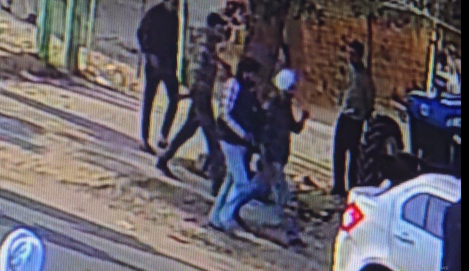 ਪੁਰਾਣੀ ਰੰਜਿਸ਼ ਦੇ ਚਲਦੇ, 4 ਕਾਰ ਸਵਾਰ ਨੌਜਵਾਨਾਂ ਨੇ ਵਿਅਕਤੀ ‘ਤੇ ਕੀਤੀ ਫਾਇਰਿੰਗ, ਮੁਲਜ਼ਮਾਂ ਦੀ ਭਾਲ ‘ਚ ਜੁਟੀ ਪੁਲਿਸ