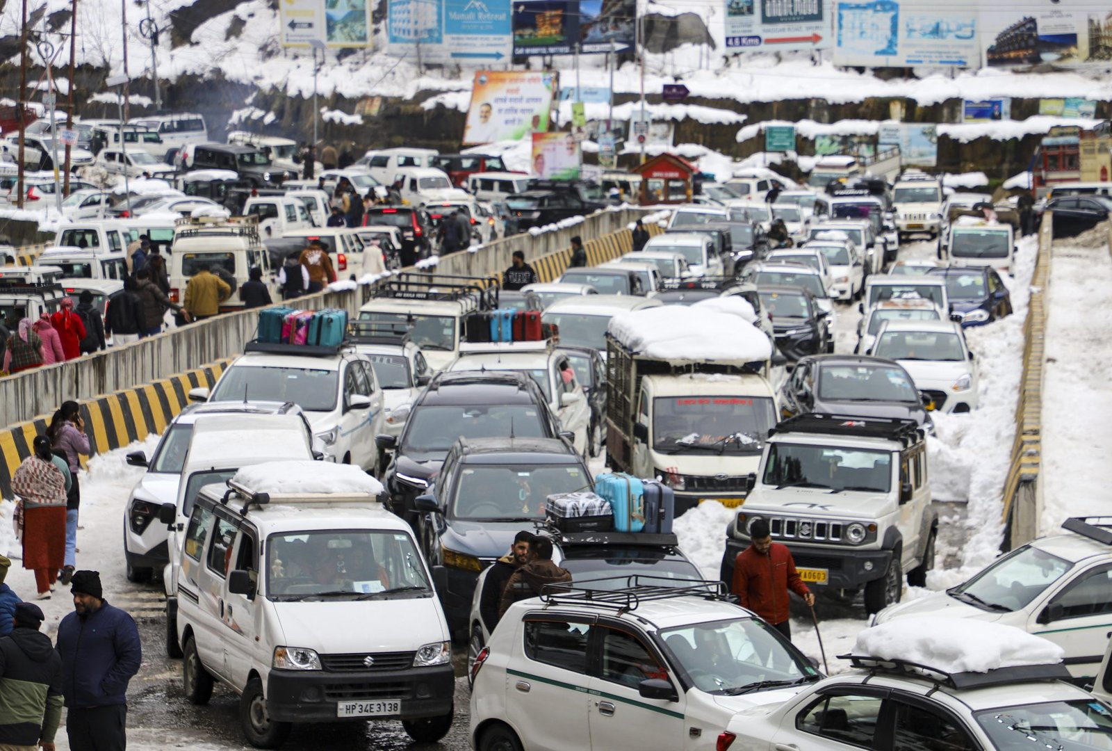 ਮਨਾਲੀ ਵਿੱਚ ਬਰਫਬਾਰੀ ਕਾਰਨ ਵੱਡੀ ਗਿਣਤੀ ਵਿੱਚ ਸੈਲਾਨੀ ਫੱਸੇ