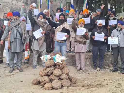 ਅੰਮ੍ਰਿਤਸਰ ਵਿੱਚ ਕਿਸਾਨ-ਮਜ਼ਦੂਰ ਮੋਰਚੇ ਨੇ ਲੋਹੜੀ ‘ਤੇ ਸਾੜੀਆਂ ਕਾਪੀਆਂ, ਬੀਜ ਬਿੱਲ ਸਮੇਤ ਲੋਕ ਵਿਰੋਧੀ ਕਾਨੂੰਨਾਂ ਦਾ ਵਿਰੋਧ ਕਰਦੇ ਹੋਏ, ਕਿਹਾ ਕਿ ਰੁਜ਼ਗਾਰ ਖੁੱਸ ਰਿਹਾ ਹੈ