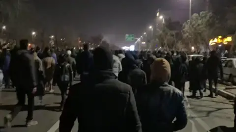 Iran Protest: ਈਰਾਨ ਵਿੱਚ ਇੰਟਰਨੈੱਟ ਅਤੇ ਟੈਲੀਫੋਨ ਸੇਵਾਵਾਂ ਬੰਦ, ਸੜਕਾਂ ‘ਤੇ ਹਜ਼ਾਰਾਂ ਪ੍ਰਦਰਸ਼ਨਕਾਰੀ, ਟਰੰਪ ਨੇ ਕਿਹਾ…