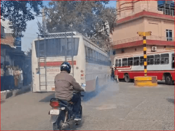 चलती बस में अचानक लगी आग, 50 यात्रियों में मचा हड़कंप, सभी सुरक्षित