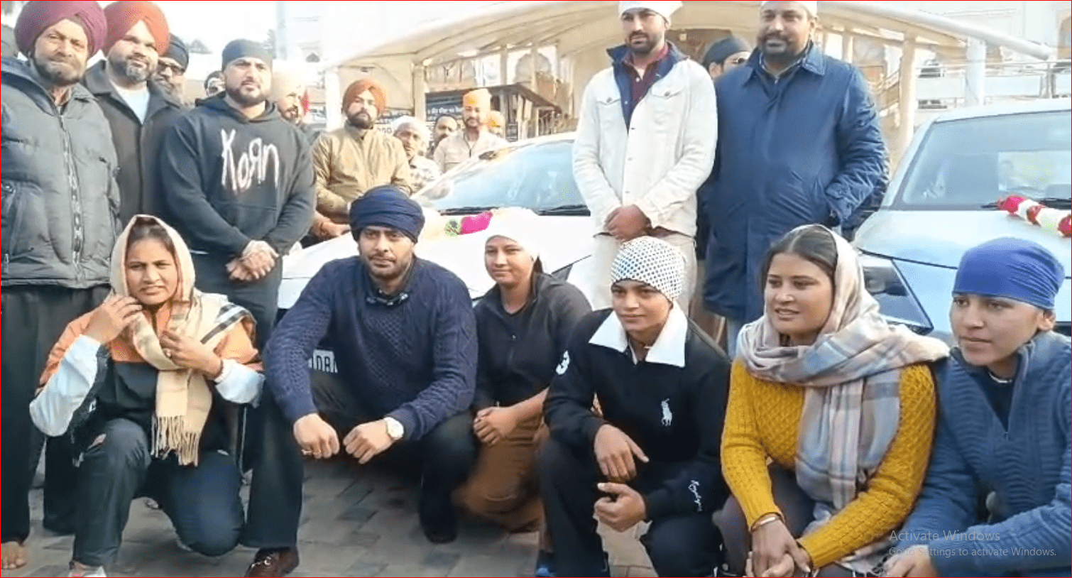 Punjabi Singer ਨੇ ਹੜ੍ਹ ਪ੍ਰਭਾਵਿਤ ਕੁੜੀਆਂ ਨੂੰ ਤੋਹਫ਼ੇ ਵਿੱਚ ਦਿੱਤੀ ਸਵਿਫਟ ਕਾਰ, ਮੋਹਾਲੀ ਦੇ ਮੁੰਡੇ ਨੂੰ ਆਈ-20, ਮਨਕੀਰਤ ਔਲਖ ਨੇ ਕਿਹਾ...