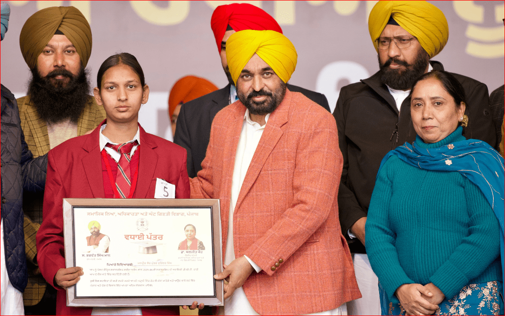 ਮੁੱਖ ਮੰਤਰੀ ਨੇ ਜਲੰਧਰ ਵਿੱਚ ਵੰਡੇ ਸਕਾਲਰਸ਼ਿਪ ਦੇ ਚੈੱਕ, ਕਿਹਾ- ਬੱਚਿਆਂ ਦੇ ਸੁਪਨੇ ਪੂਰੇ ਹੋਣਗੇ, ਵਿੱਤ ਮੰਤਰੀ ਨੇ ਕਿਹਾ ਕਾਂਗਰਸ ਦੇ ਰਾਜ ਦੌਰਾਨ ਹੋਇਆ ਸੀ ਘੁਟਾਲਾ