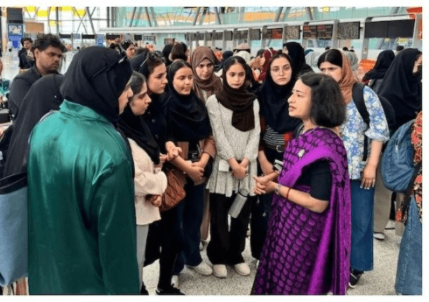 ਈਰਾਨ ‘ਚ ਫਸੇ ਭਾਰਤੀ ਵਿਦਿਆਰਥੀਆਂ ਦਾ ਦੂਜਾ ਬੈਂਚ ਸੁਰੱਖਿਅਤ ਭਾਰਤ ਵਾਪਸ, ਪਰਿਵਾਰਾਂ ਨੇ ਲਈ ਰਾਹਤ ਦੀ ਸਾਹ