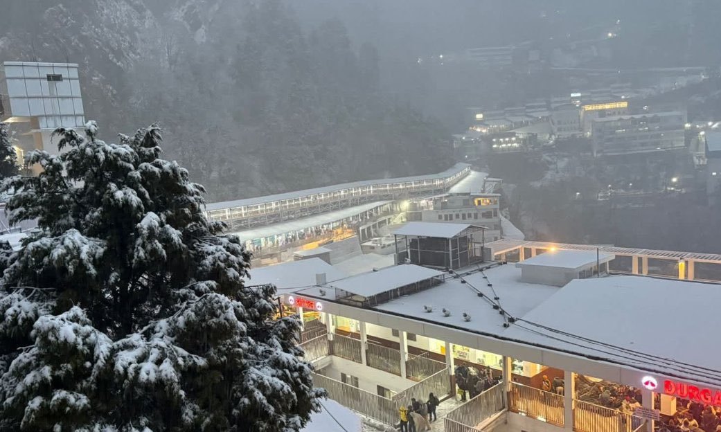 ਜੰਮੂ-ਕਸ਼ਮੀਰ ਵਿੱਚ ਭਾਰੀ ਬਰਫ਼ਬਾਰੀ ਨਾਲ ਸੈਲਾਨੀਆਂ ਵਿੱਚ ਖੁਸ਼ੀ ਦੀ ਲਹਿਰ