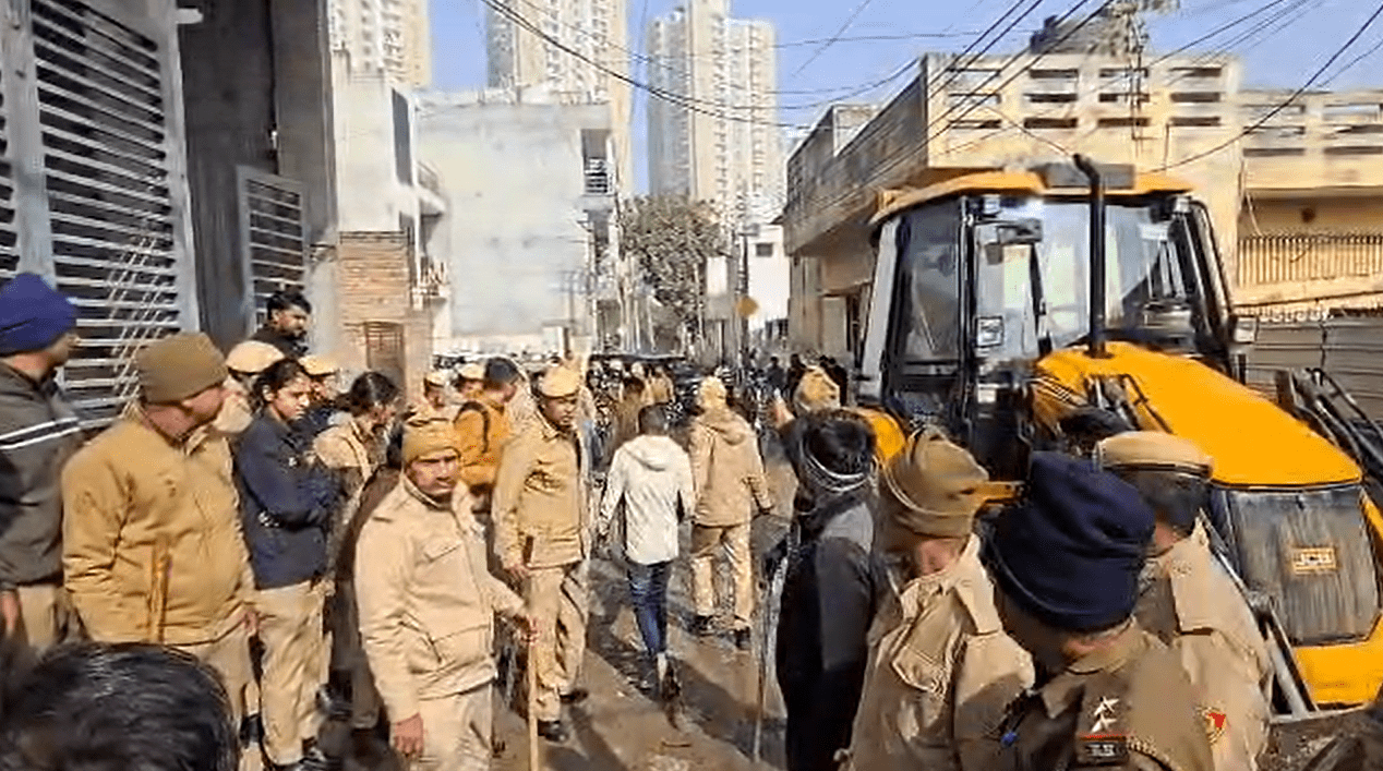 गुरुग्राम में कुख्यात गैंगस्टर सुनील उर्फ तोता की प्रॉपर्टी पर बड़ी कारवाई