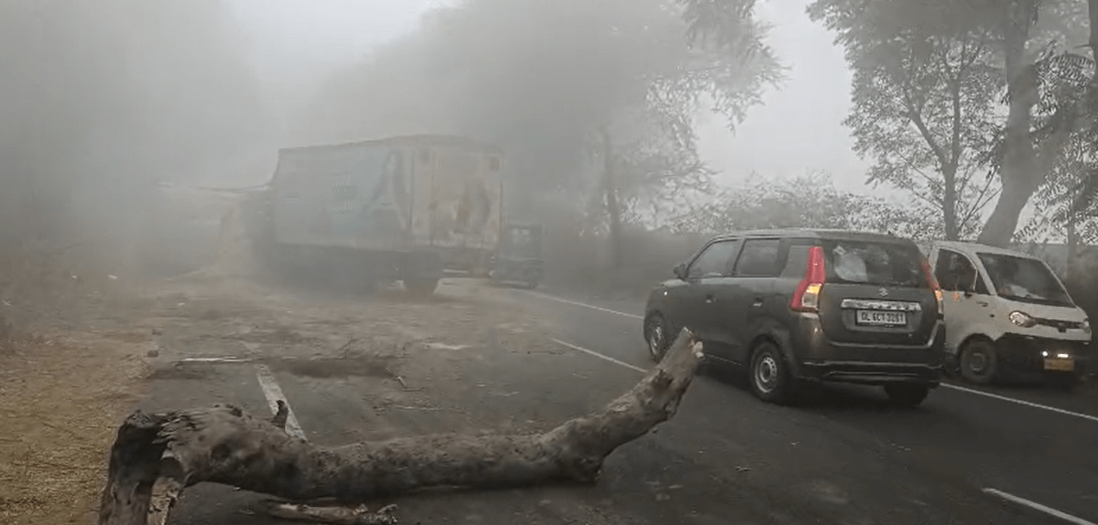 धुंध के कारण सडक़ हादसा ; 4 वाहन भिड़े, तूड़े से भरी ट्राली भी पलटी