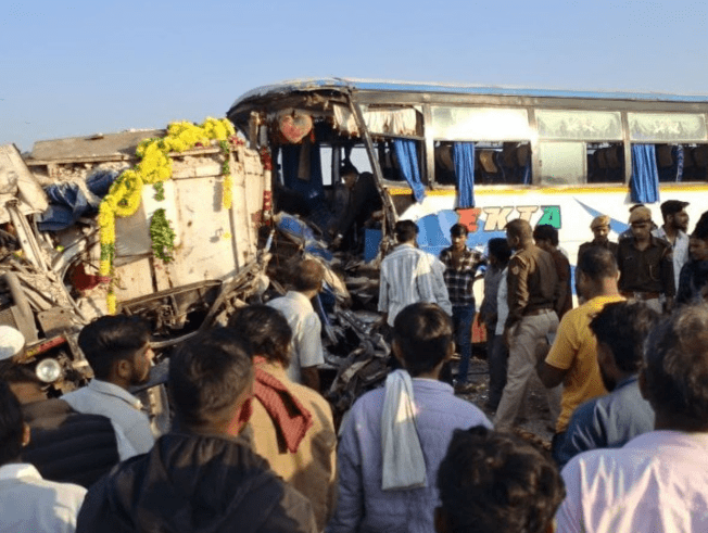 ਬੱਸ-ਟਰਾਲਾ ਦੀ ਭਿਆਨਕ ਟੱਕਰ: 2 ਦੀ ਮੌਤ, 20 ਤੋਂ ਵੱਧ ਯਾਤਰੀ ਜ਼ਖ਼ਮੀ