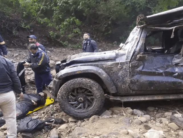 मोरनी में दर्दनाक सड़क हादसा, खाई में गिरी थार, एक युवक की मौत, तीन गंभीर घायल