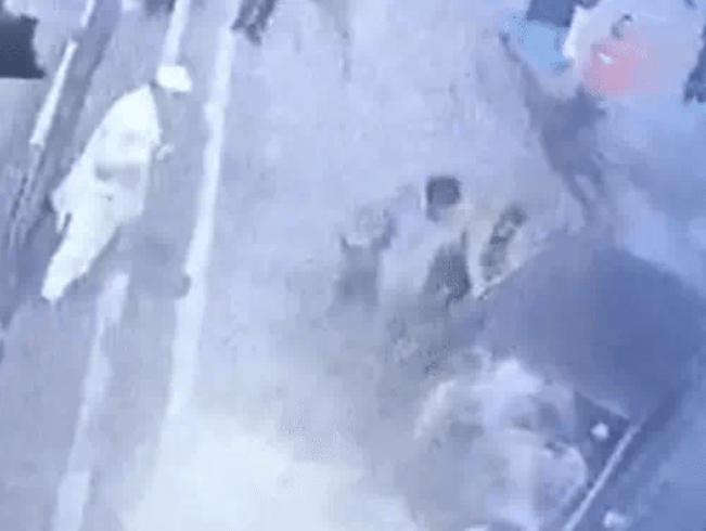 तेज रफ्तार कार ने बाइक को रौंदा, पति-पत्नी और दो मासूम बच्चियां गंभीर घायल