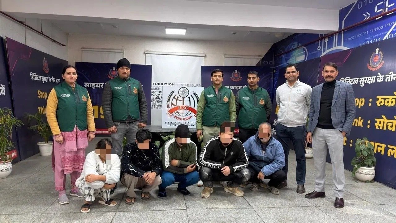 ਦਿੱਲੀ ਪੁਲਿਸ ਦਾ ਵੱਡਾ ਖੁਲਾਸਾ: ₹100 ਕਰੋੜ ਦੀ ਅੰਤਰਰਾਸ਼ਟਰੀ ਸਿਮ ਬਾਕਸ ਸਾਈਬਰ ਧੋਖਾਧੜੀ ਦਾ ਪਰਦਾਫਾਸ਼, 7 ਗ੍ਰਿਫ਼ਤਾਰ