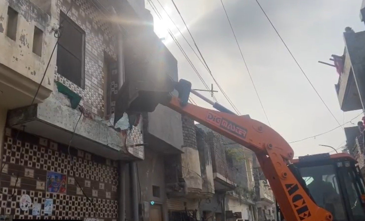 “ਨਸ਼ਿਆਂ ਵਿਰੁੱਧ ਜੰਗ” ਮੁਹਿੰਮ ਤਹਿਤ ਨਸ਼ਾ ਤਸਕਰ ‘ਤੇ ਪੁਲਿਸ ਦਾ ਸਖ਼ਤ ਐਕਸ਼ਨ, ਘਰ ‘ਤੇ ਚਲਿਆ ਬੁਲਡੋਜ਼ਰ