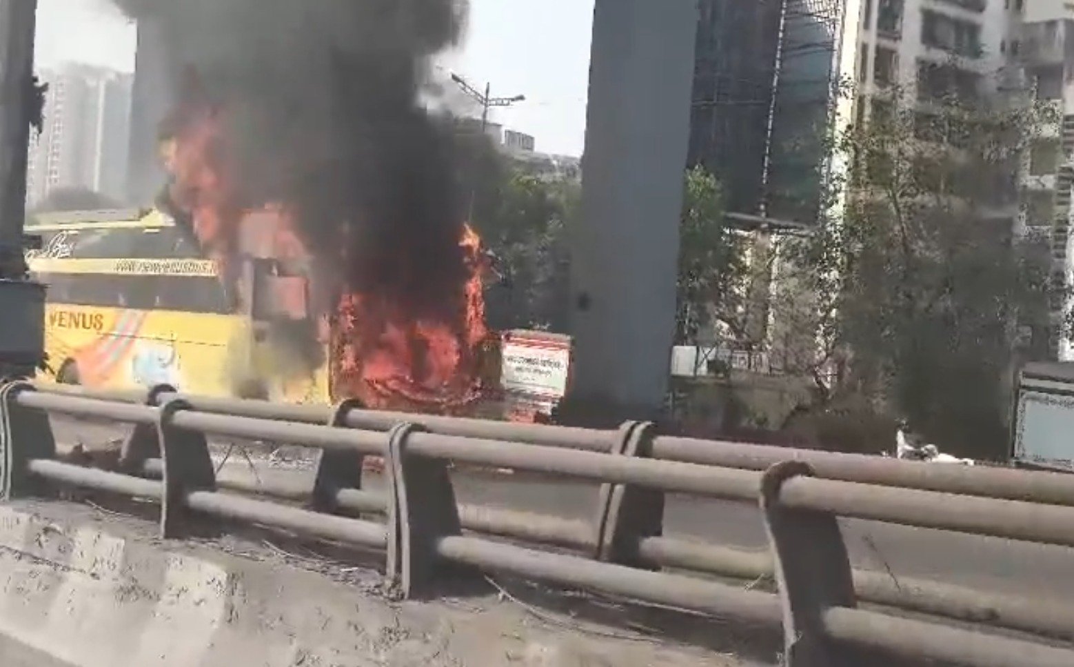 ਉਜੈਨ ਦੇ ਤਰਾਨਾ ‘ਚ ਬੇਕਾਬੂ ਹਿੰਸਾ: ਪੁਲਿਸ ‘ਤੇ ਪੱਥਰਬਾਜ਼ੀ, ਅੱਗ ਦੀ ਭੇਟ 11 ਬੱਸਾਂ, ਭਾਰੀ ਪੁਲਿਸ ਬਲ ਤੈਨਾਤ