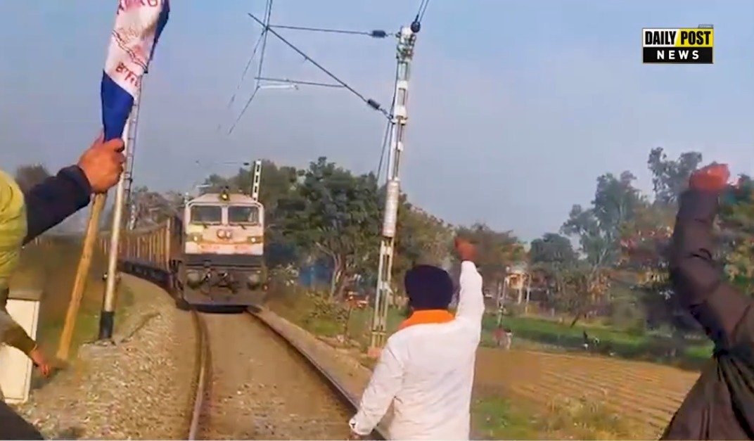 Watch Now; ਧਰਨੇ ਤੇ ਬੈਠੇ ਸੀ ਕਿਸਾਨ, ਉੱਤੋਂ ਆ ਗਈ ਰੇਲ… ਹੋਇਆ ਭਾਰੀ ਹੰਗਾਮਾ