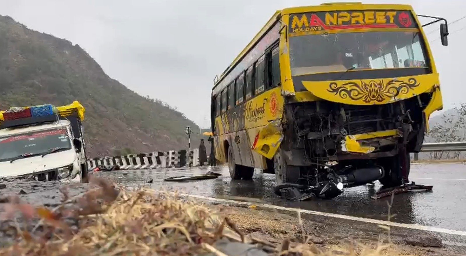 ਟਰੱਕ ‘ਚ ਵੱਜੀ ਤੇਜ਼ ਰਫ਼ਤਾਰ ਕਾਰ, 4 ਸ਼ਰਧਾਲੂਆਂ ਦੀ ਦਰਦਨਾਕ ਮੌਤ