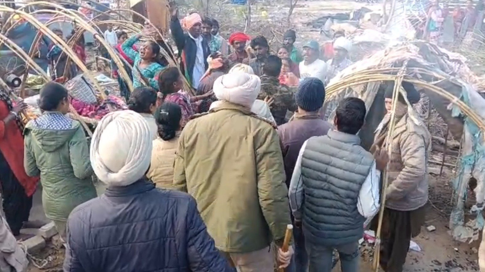 ਬਰਨਾਲਾ ਦੇ ਨਗਰ ਸੁਧਾਰ ਟਰੱਸਟ ਨੇ ਝੁੱਗੀਆਂ ‘ਤੇ ਚਲਾਇਆ ਬੁਲਡੋਜ਼ਰ, ਪੁਲਿਸ ਤੇ ਲੋਕਾਂ ਵਿਚਾਲੇ ਭਾਰੀ ਹੰਗਾਮਾ