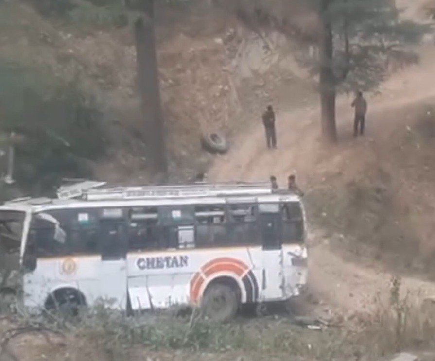 ਹਿਮਾਚਲ ‘ਚ ਮੰਦਭਾਗਾ ਸੜਕ ਹਾਦਸਾ, ਡੂੰਗੀ ਖੱਡ ‘ਚ ਡਿੱਗੀ ਬੱਸ, ਬਜ਼ੁਰਗ ਔਰਤ ਦੀ ਮੌਤ, 3 ਜ਼ਖਮੀ