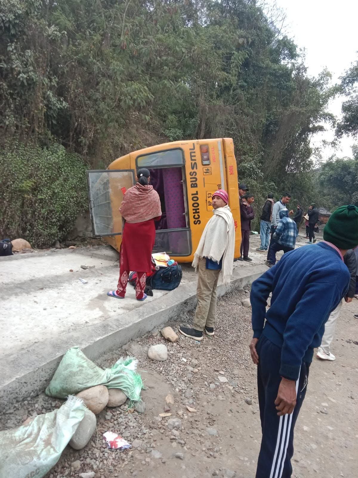 ਸਕੂਲੀ ਬੱਚਿਆਂ ਨਾਲ ਭਰੀ ਬੱਸ ਪਲਟੀ, ਮਚਿਆ ਚੀਕ-ਚਿਹਾੜਾ; 6 ਬੱਚੇ ਗੰਭੀਰ ਜ਼ਖਮੀ