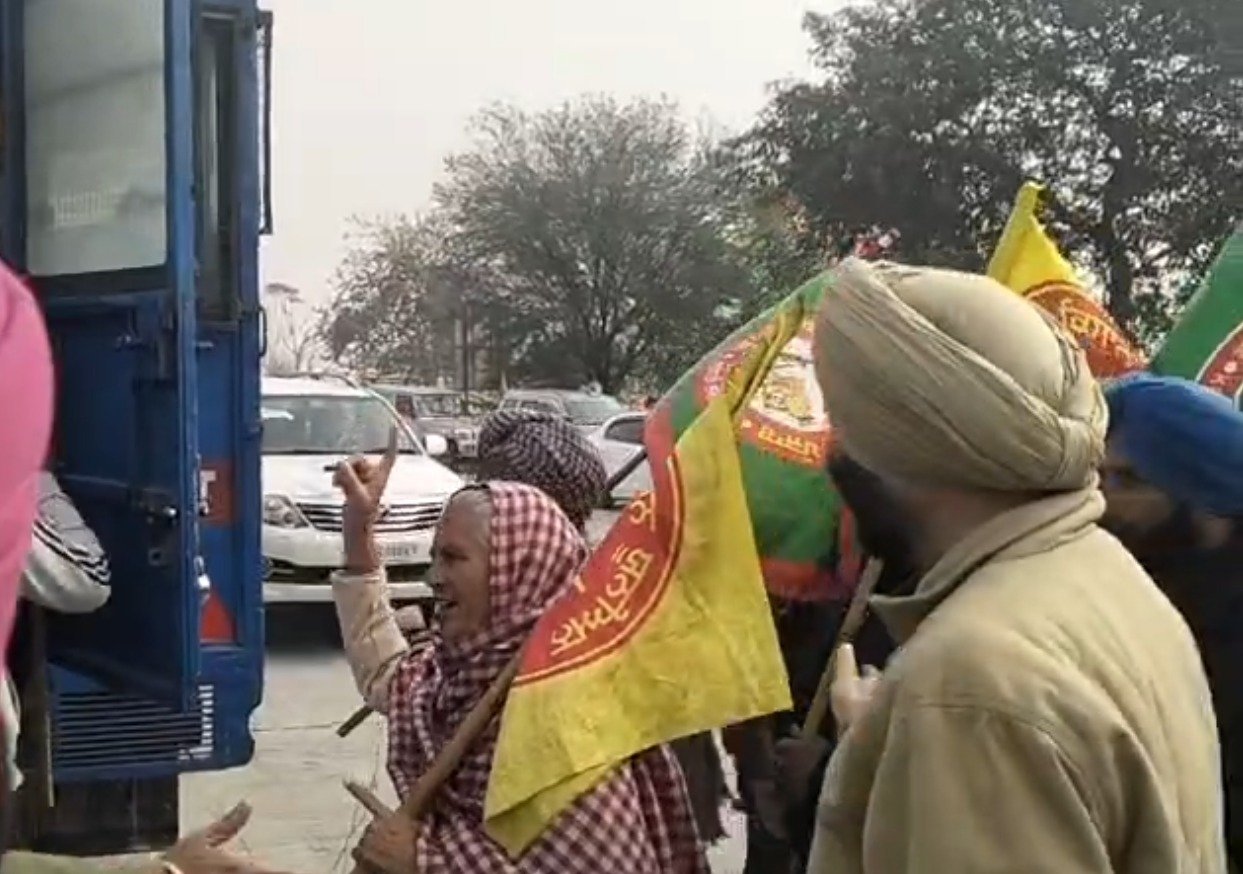 ਮੋਗਾ ਟੋਲ ਪਲਾਜ਼ਾ ‘ਤੇ ਪੁਲਿਸ ਨੇ ਹਿਰਾਸਤ ‘ਚ ਲਏ ਕਿਸਾਨ, ਬੰਦੀ ਸਿੰਘ ਦੀ ਰਿਹਾਈ ਦੀ ਮੰਗ ਲੈਕੇ ਕਰ ਰਹੇ ਸਨ ਵਿਰੋਧ ਪ੍ਰਦਰਸ਼ਨ