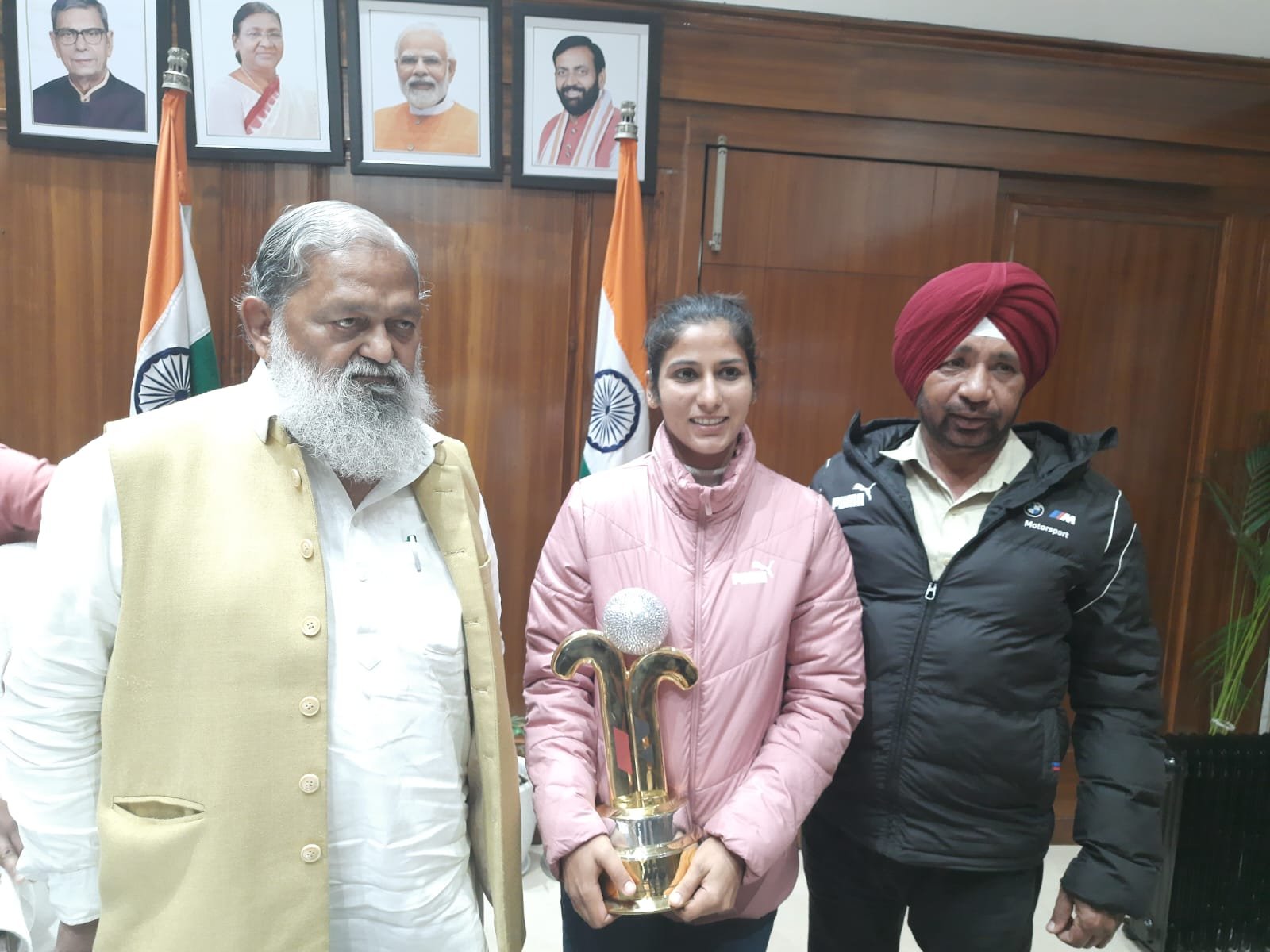 ऊर्जा मंत्रीअनिल विज से राष्ट्रीय हॉकी खिलाड़ी ओलंपियन नवनीत कौर ने की मुलाकात