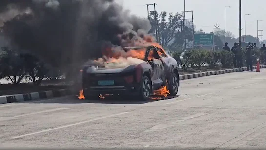 ਮਹਿੰਦਰਾ BE 6 ਇਲੈਕਟ੍ਰਿਕ SUV ਨੂੰ ਹਾਈਵੇਅ ‘ਤੇ ਲੱਗੀ ਅੱਗ, ਸੁਰੱਖਿਆ ‘ਤੇ ਉੱਠੇ ਸਵਾਲ, ਫਿਰ ਕੰਪਨੀ ਨੇ ਦਿੱਤਾ ਜਵਾਬ