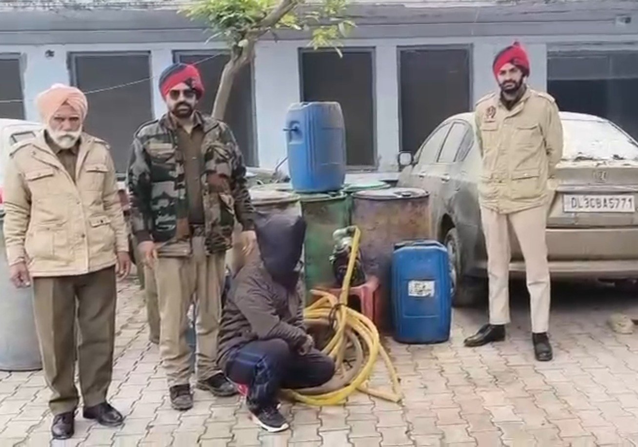ਪੁਲਿਸ ਨੇ ਗੱਡੀਆ ‘ਚੋਂ ਤੇਲ ਚੋਰੀ ਕਰਕੇ ਵੇਚਣ ਵਾਲਾ ਦੋਸ਼ੀ ਕੀਤਾ ਗ੍ਰਿਫਤਾਰ, ਵੱਡੀ ਮਾਤਰਾ ‘ਚ ਤੇਲ ਬਰਾਮਦ