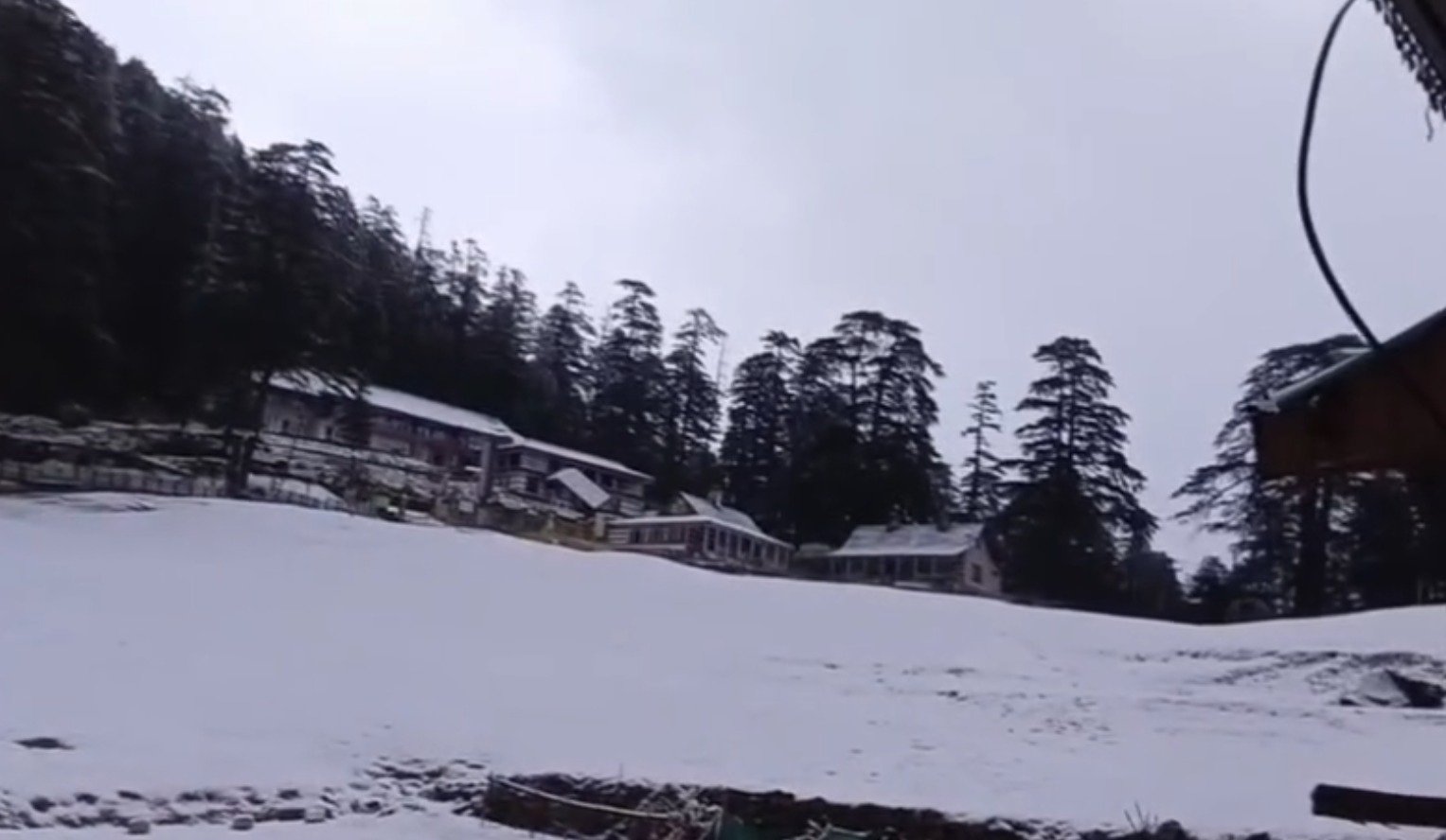 चम्बा में बर्फबारी और बारिश का मज़ा, खज्जियार में सैलानियों की उमड़ी भीड़