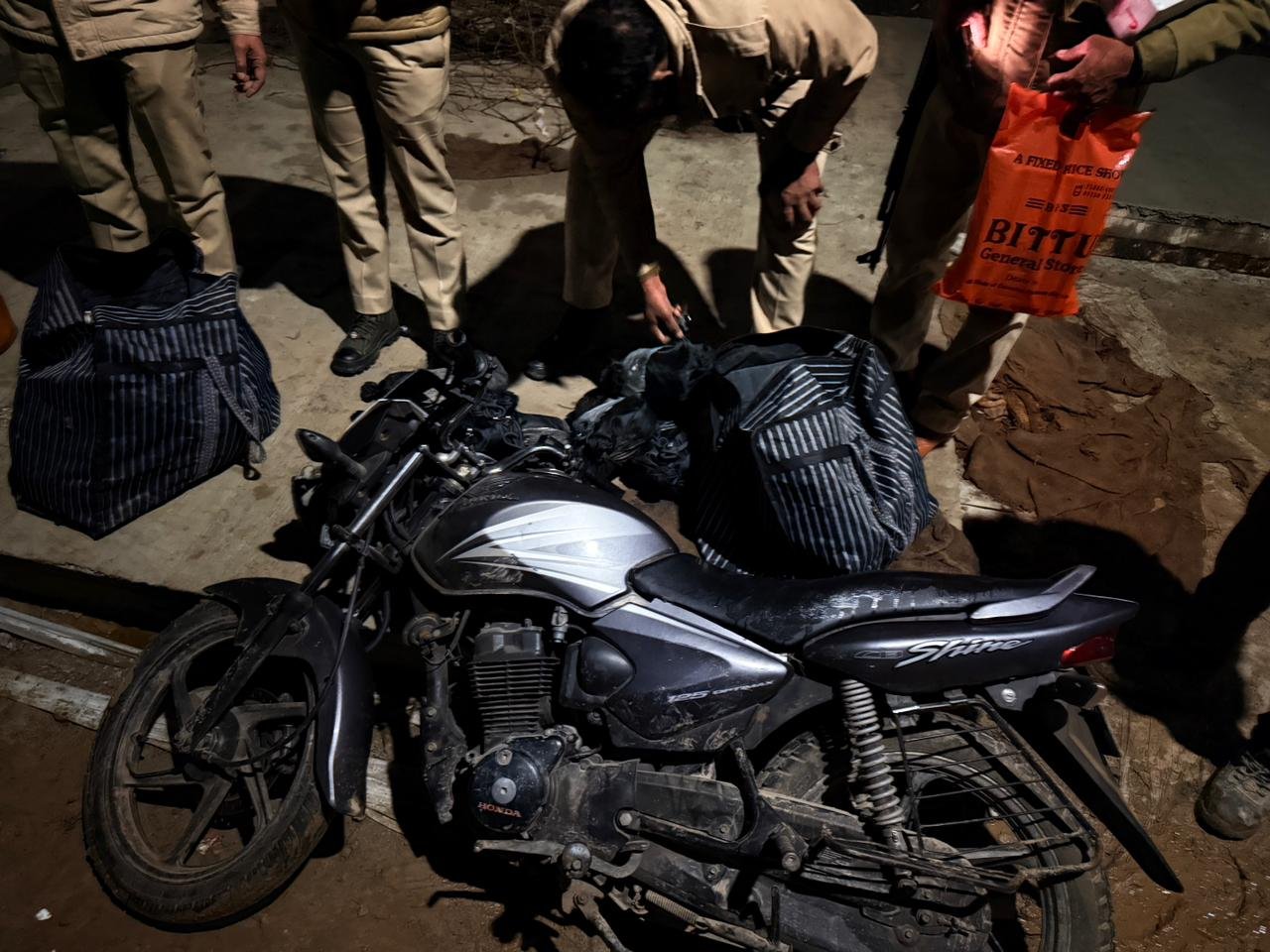 ਅੰਮ੍ਰਿਤਸਰ ‘ਚ 200 ਕਰੋੜ ਦੀ ਹੈਰੋਇਨ, 4 ਗ੍ਰਨੇਡ ਸਮੇਤ ਹਥਿਆਰ ਬਰਾਮਦ, ਇਲਾਕੇ ‘ਚ ਦਹਿਸ਼ਤ ਦਾ ਮਾਹੌਲ