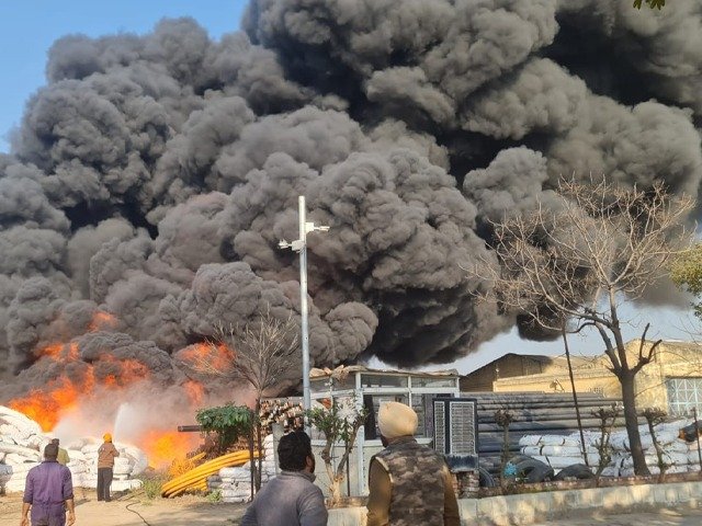 ਰਾਜਪੁਰਾ-ਪਟਿਆਲਾ ਰੋਡ ‘ਤੇ ਪਲਾਸਟਿਕ ਦੇ ਪਾਈਪਾਂ ਦੇ ਗੋਦਾਮ ‘ਚ ਲੱਗੀ ਭਿਆਨਕ ਅੱਗ