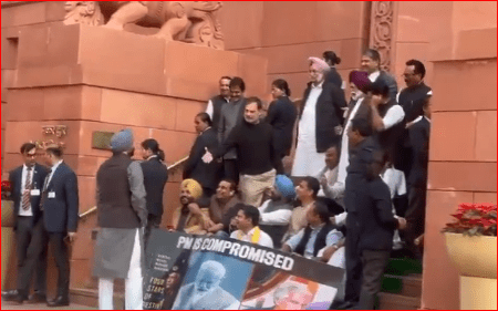 ਰਾਹੁਲ ਗਾਂਧੀ ਨੇ ਰਵਨੀਤ ਸਿੰਘ ਬਿੱਟੂ ਨੂੰ “ਗੱਦਾਰ” ਕਿਹਾ, ਵਿਰੋਧੀ ਧਿਰ ਦੇ ਨੇਤਾ ਅਤੇ ਕੇਂਦਰੀ ਮੰਤਰੀ ਵਿਚਕਾਰ ਹੋਈ ਤਿੱਖੀ ਬਹਿਸ